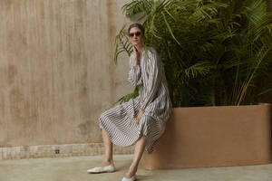 marksandspencer_SS24_Len_ T520697_nabirane pruhovane midaxi saty_1699Kc_modelka2.jpg